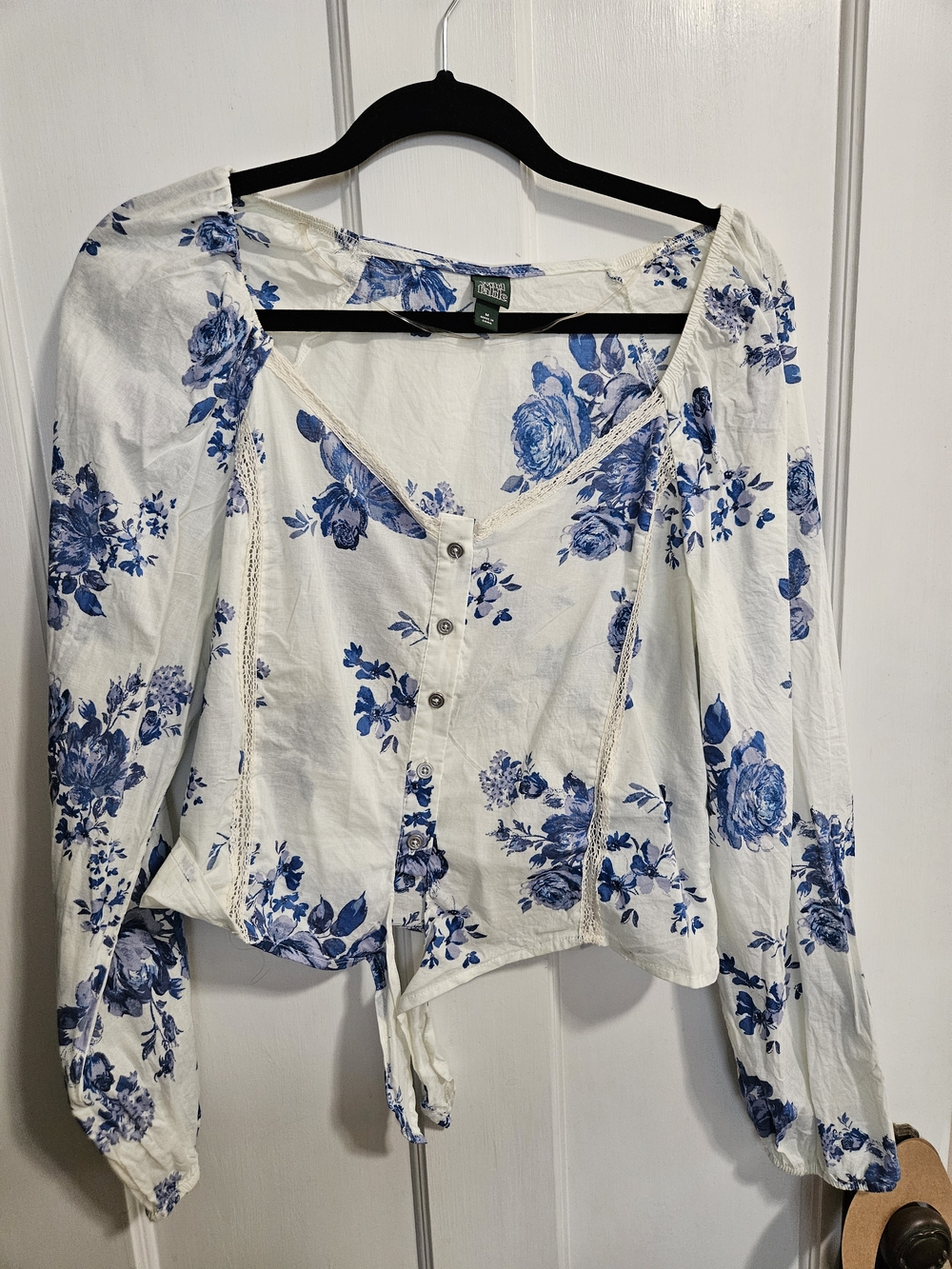 Wild Fable Target White Blouse Blue Floral Button-Front with lace